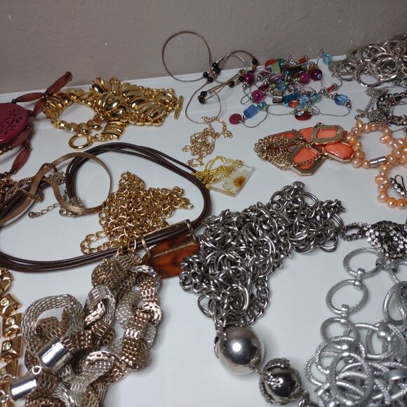 Lot Of Over 40 Necklaces - Picture 6 of 16